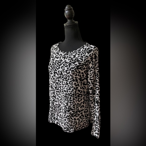 Emily Daniel’s: Gray and Black Leopard Print Lightweight Sweater - Picture 10 of 17